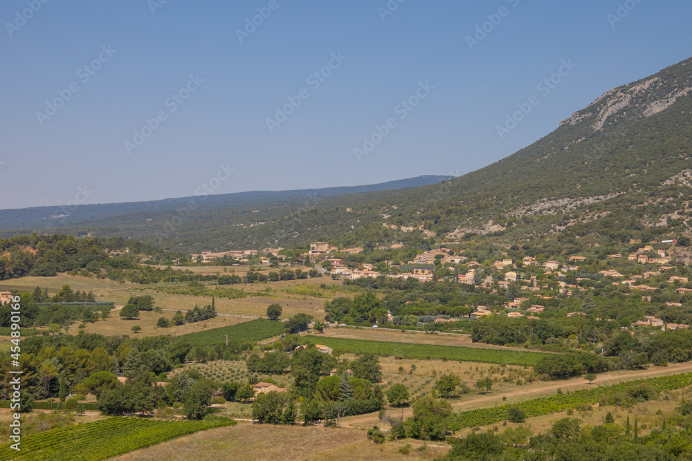 vue d'une vallée dans la région du Vaucluse