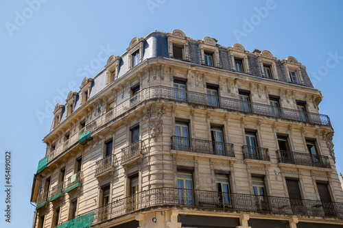 immeuble ancien dans une rue d'Avignon