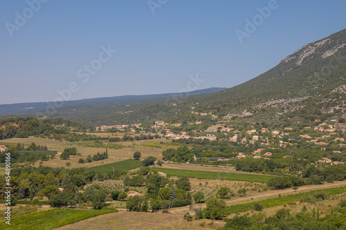 vue d'une vallée dans la région du Vaucluse