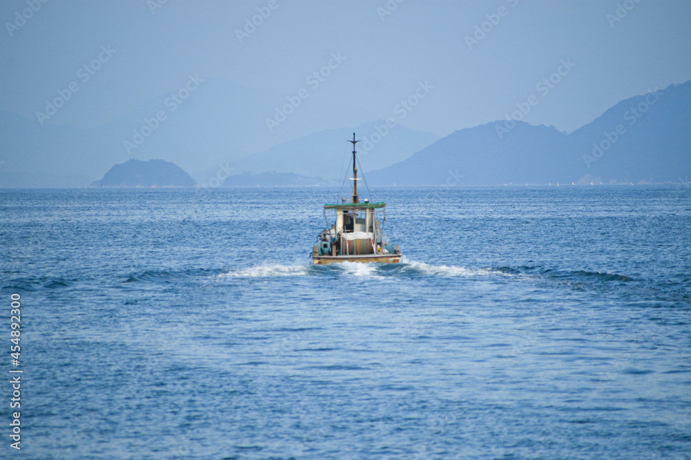 瀬戸内海に漁に向かう小型漁船
