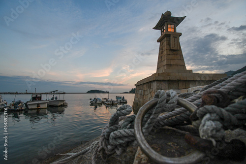 Tableau sur toile 夕暮れの鞆の浦の常夜灯