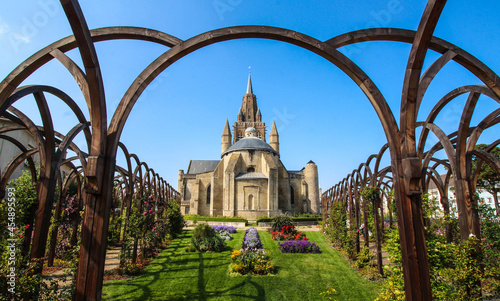 Église Notre-Dame de Calais et jardin Tudor / Calais - Hauts-de-France - France (Point de départ de La Via Francigena) photo