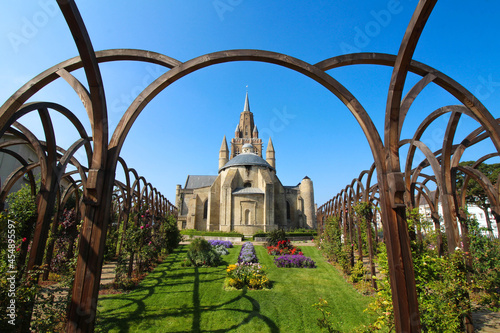Église Notre-Dame de Calais et jardin Tudor / Calais - Hauts-de-France - France (Point de départ de La Via Francigena)