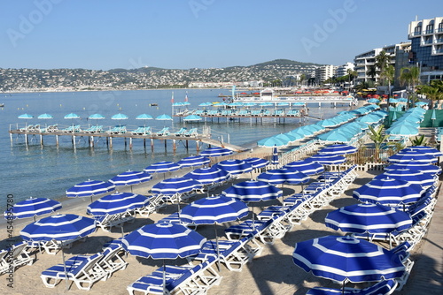 France, côte d'azur, Antibes, parasols sur les plages de sable de  Juan les Pins en bordure de la mer Méditerranée.
