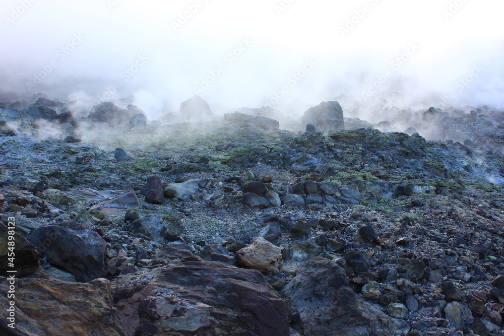 秋の茶臼岳（那須岳）。沸き立つ噴煙と溶岩と硫黄に覆われた大地。