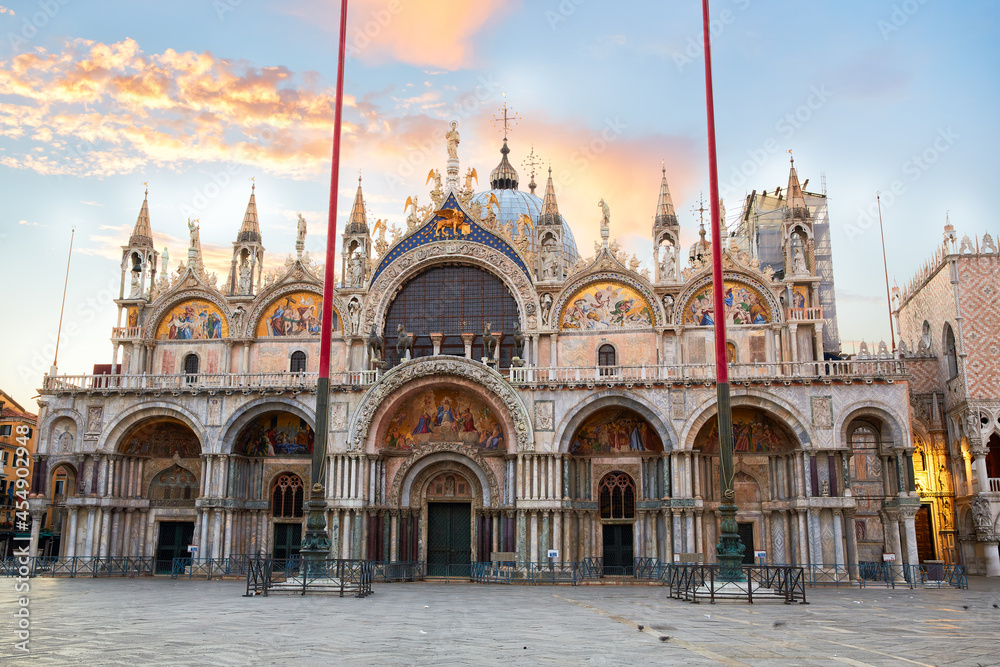 Fototapeta premium Saint Mark's Basilica at sunset in Venice, Italy