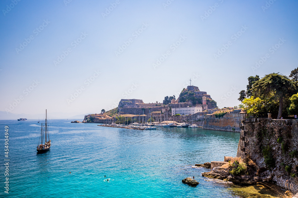 Naklejka premium Vue sur le Vieux Fort depuis les jardins du Palais de Saint-Michel et Saint-Georges à Corfou