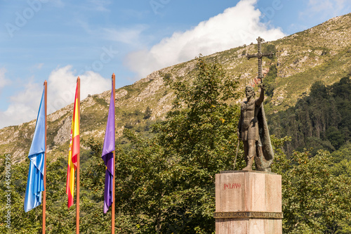 Obraz na płótnie Cangas de Onis, Spain. Monumento to King Don Pelayo (Pelagius of Asturias) with the Cruz de la Victoria (Victory Cross) in Covadonga w salonie