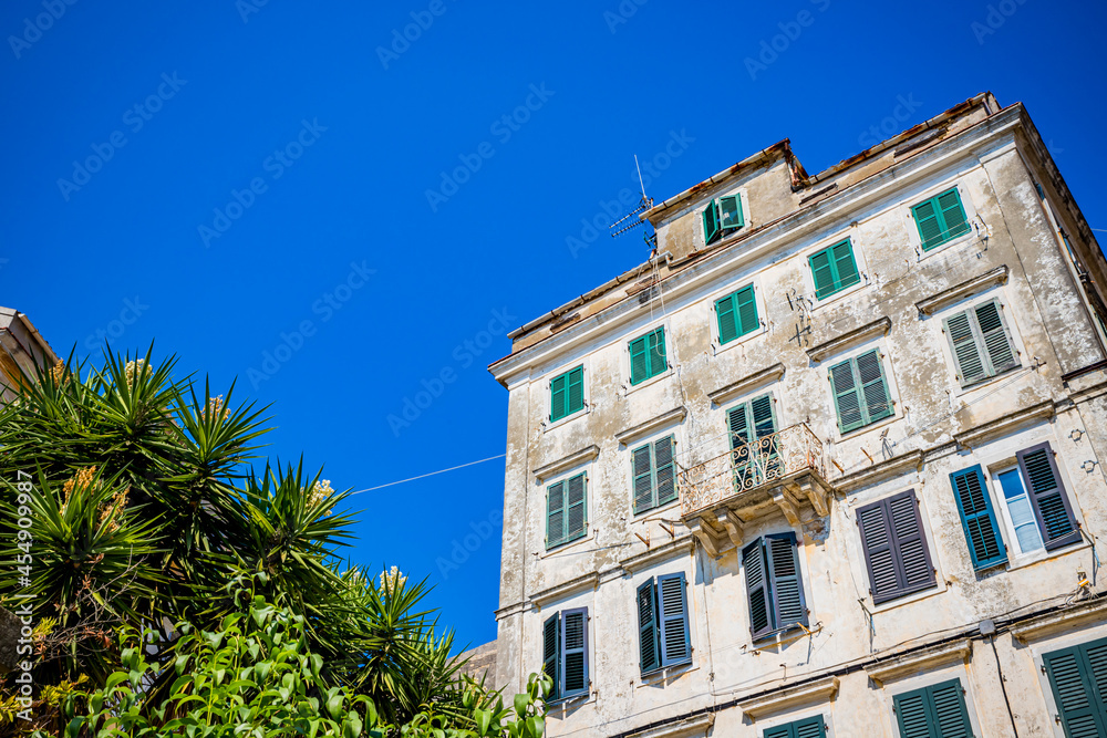 Naklejka premium Dans les rues de la vieille ville de Corfou