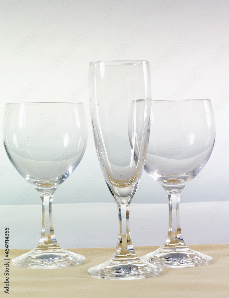 Menaje de copas de cristal de bohemia para banquetes. Bohemian crystal glasses for banquets. Menaje de copas de cristal de bohemia para banquetes. Bohemian crystal glasses for banquets.