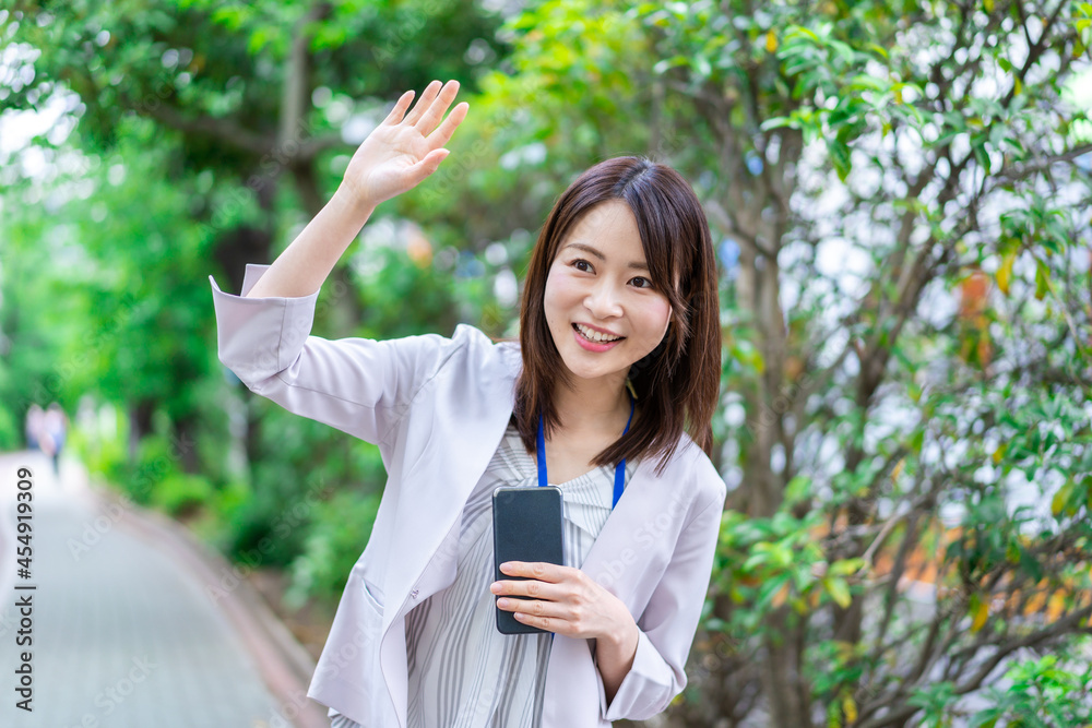 ランチに出かける若いビジネスウーマン