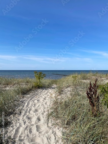 Von der Ortschaft Am Schwarzen Busch auf der Insel Poel gibt es einen sch  nen Blick   ber die D  nen auf die Ostsee.