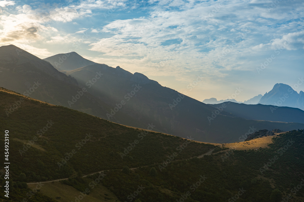 Pradera iluminada por el sol. Picos de Europa.