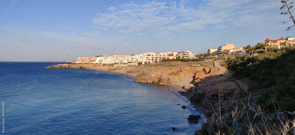 The Corniche promenade overlooks the Mediterranean from around ten meters.

It connects the city center of Sète and the Corniche district through a very protected natural environment, alternating rock