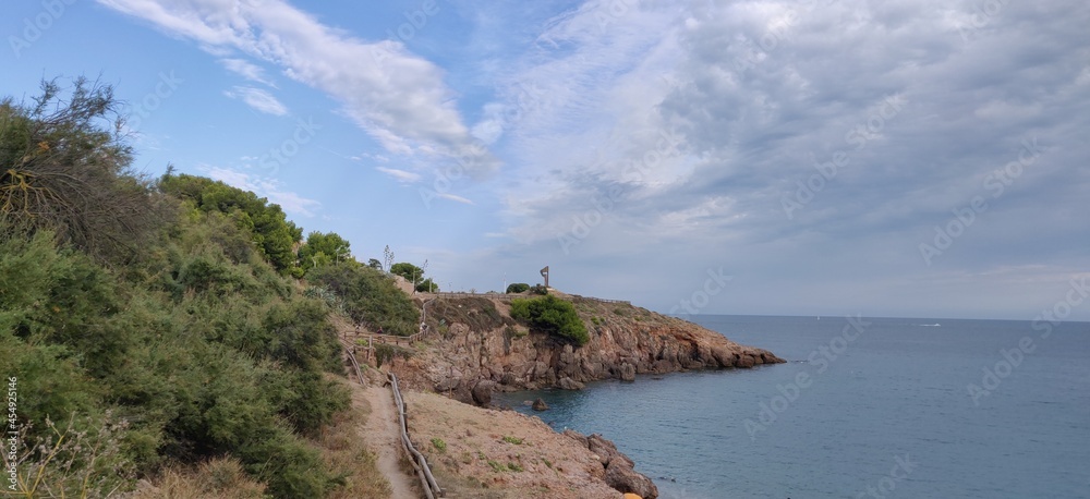 The Corniche promenade overlooks the Mediterranean from around ten meters.

It connects the city center of Sète and the Corniche district through a very protected natural environment, alternating rock