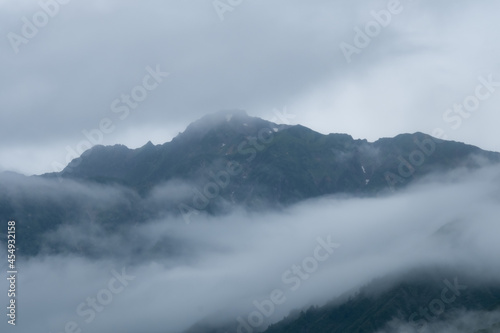 雲間から覗く山