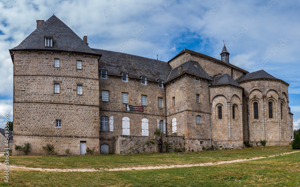 Meymac (Corrèze, France) - Vue panoramique de l'église abbatiale Saint André Saint Léger