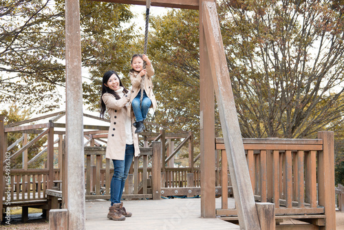 公園で遊ぶ母と娘