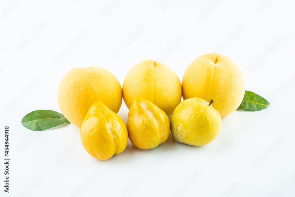 Yellow peach and golden plum, a specialty fruit of Yanling, Hunan