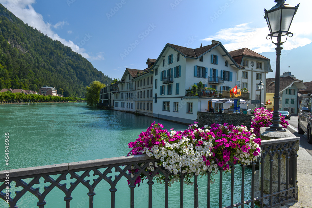 vu sur un petit village Suisse le long d'un pont fleurie au bord d'une