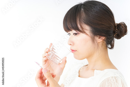 Fotografía 内服薬を服用する若い女性