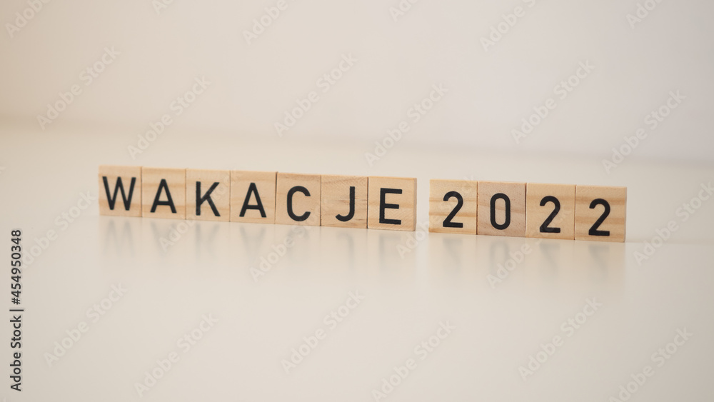 Wakacje 2022 - napis na drewnianych kostkach  - obrazy, fototapety, plakaty 