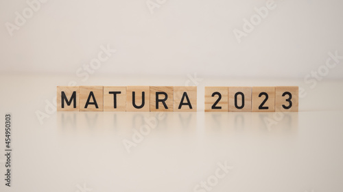 Matura 2023 - napis z drewnianych klocków 