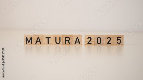 Matura 2025 - napis z drewnianych klocków