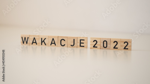 Wakacje 2022 - napis na drewnianych kostkach 