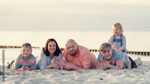 glückliche Familie an der Küste