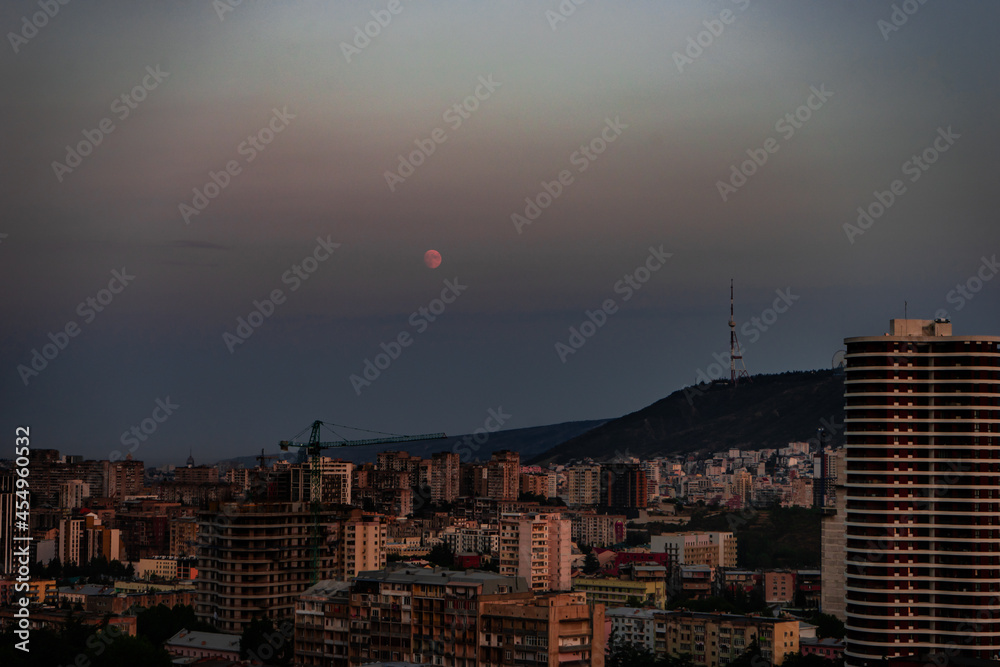 Obraz premium Dramatic sky with lighting in Tbilisi
