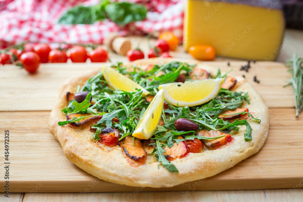 focaicca pizza with rucola salomon lime olives