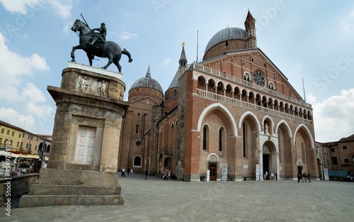 Photo Basilica di Sant'Antonio e Statua equestre del Gattamelata (Donatello)