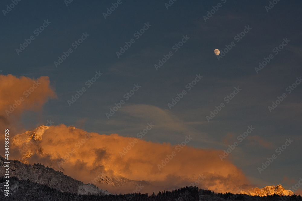 Obraz premium Der erste Schnee in den salzburger Alpen, Steinernes Meer Saalfelden bei Sonnenuntergang mit Alpenglühen und Mond, first snow in the season in alps at sunset with alpenglow and moon