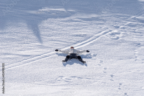 mujer joven pasando un dia en la montaña cubierta de nieve photo