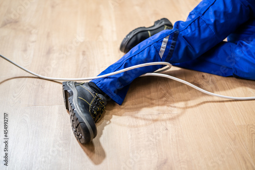 Foto Electrician Man Cable Trip Injury