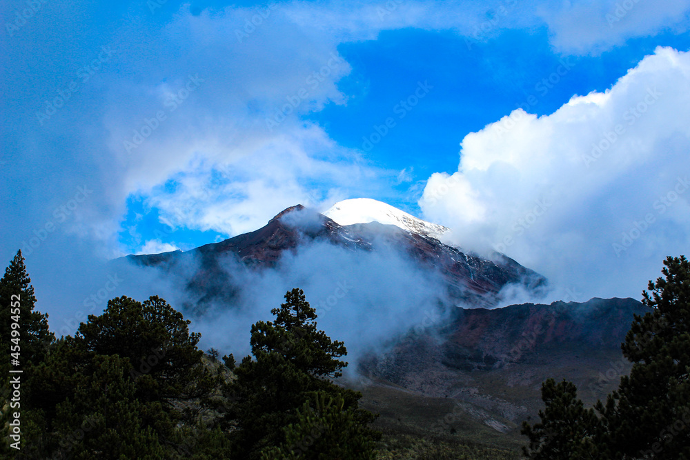 El Pico de Orizaba, es el volcán mas alto de México es un atractivo turistico y ademas un área natural protegida, que en sus bosques conserva flora y fauna de importancia, ademas de abastecer de agua 
