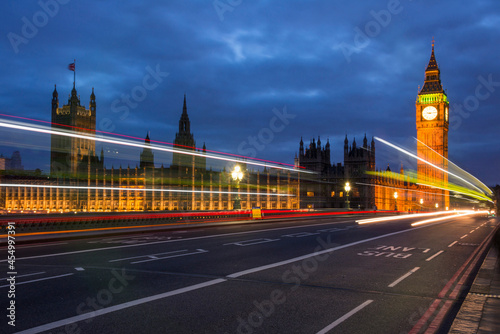 Puente y palacio de Westminster con iluminación nocturna en la ciudad de Londres, Inglaterra