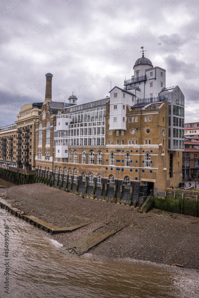 Edificio de una vieja factoría a orillas del río Támesis en el centro urbano de la ciudad de Londres