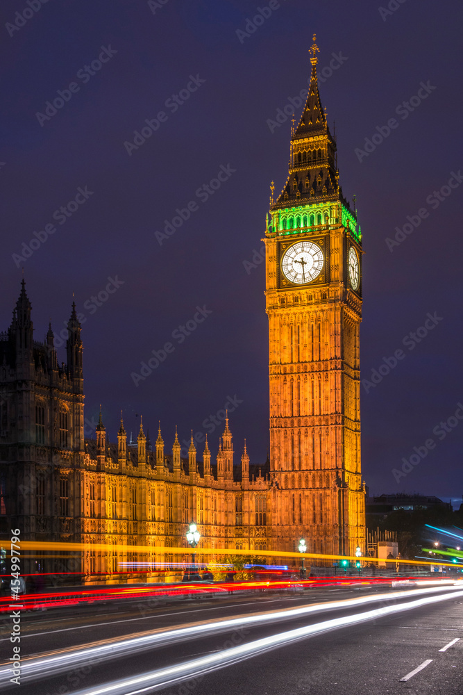 Torre del Big Ben con iluminación nocturna en la ciudad de Londres, Inglaterra