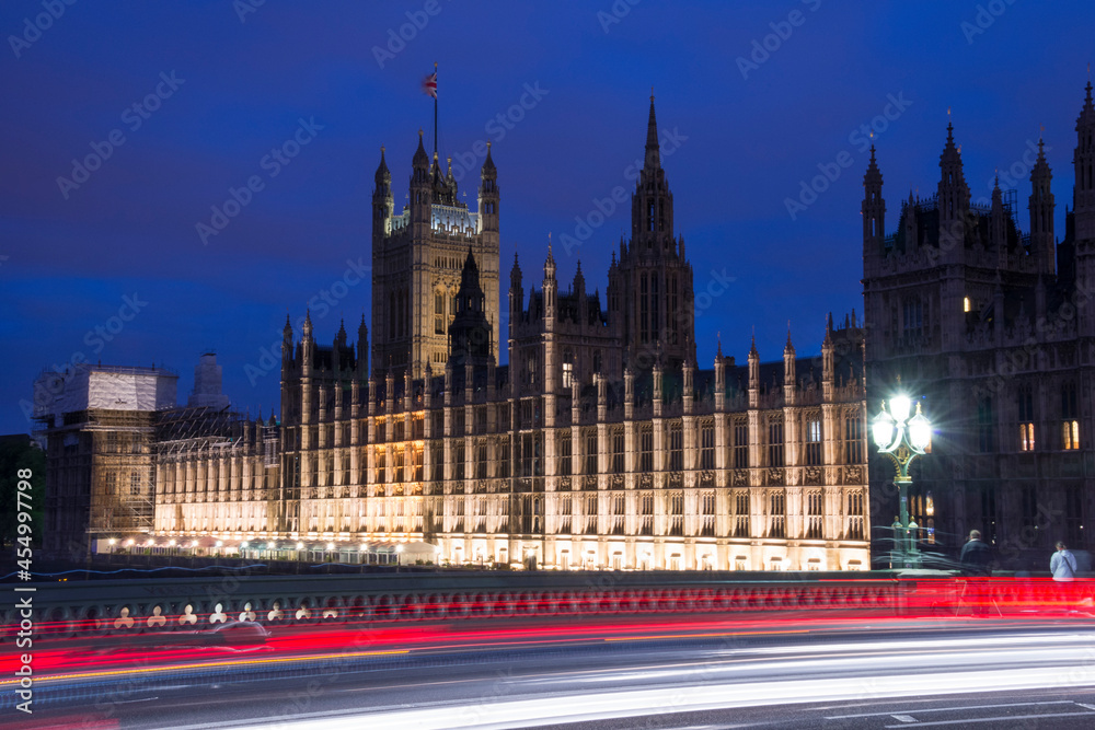Palacio de Westminster al anochecer en la ciudad de Londres, Inglaterra
