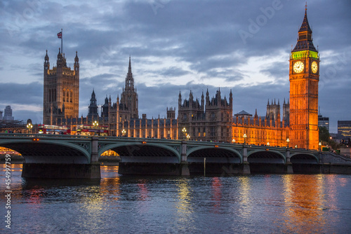 Río Támesis y Palacio de Westminster con iluminación nocturna en la ciudad de Londres, Inglaterra