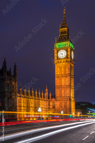 Torre del Big Ben con iluminaci  n nocturna en la ciudad de Londres  Inglaterra
