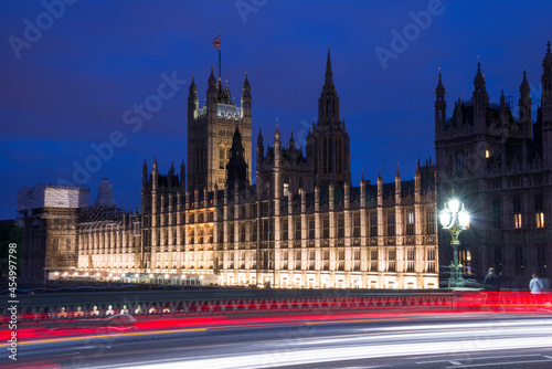 Palacio de Westminster al anochecer en la ciudad de Londres, Inglaterra
