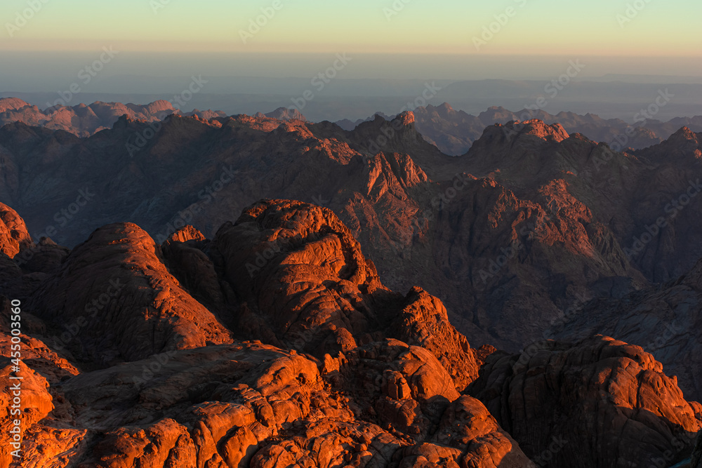 Obraz premium Sunrise over Mount Sinai, view from Mount Moses