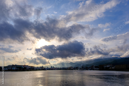 兵庫県西宮市御前浜公園の夕暮れ。六甲山に陽が沈み当たるはオレンジ色に染まる