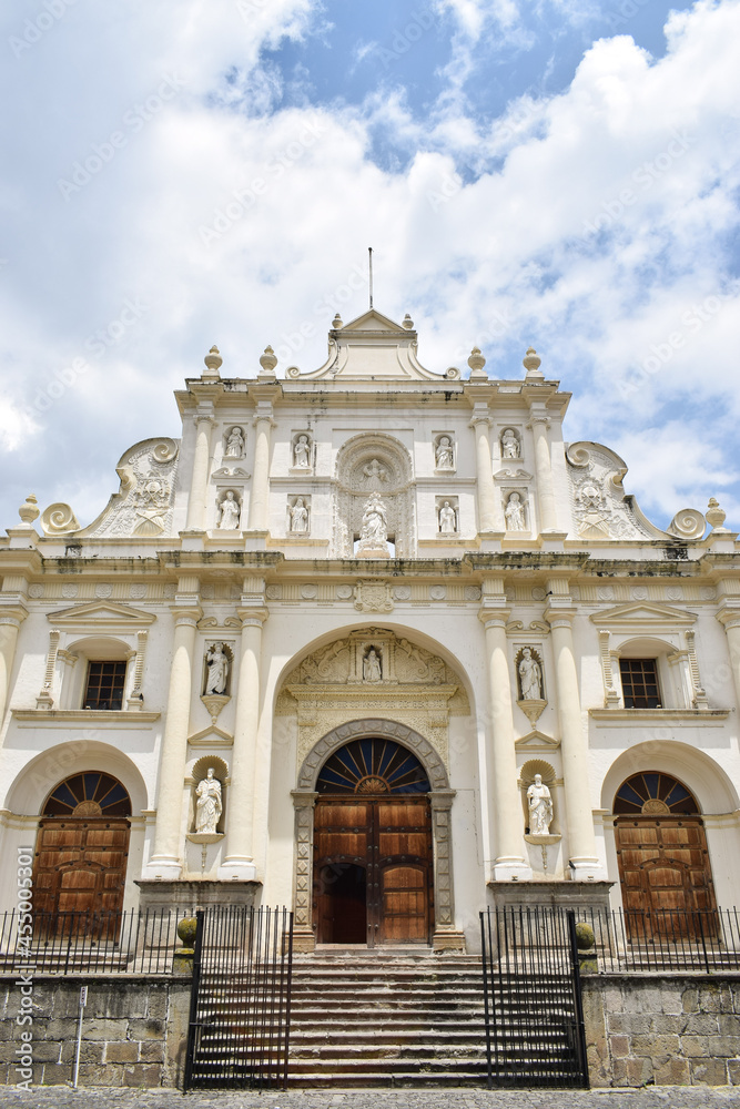 Fachada de la catedral de San Jose en Antigua Guatemala.
