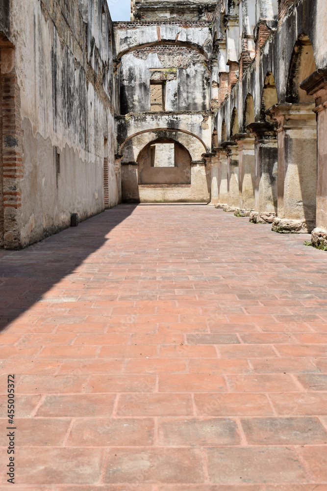 Antigua Guatemala, uno de los corredores rodeado de arcos en las ruinas de Santa Clara.