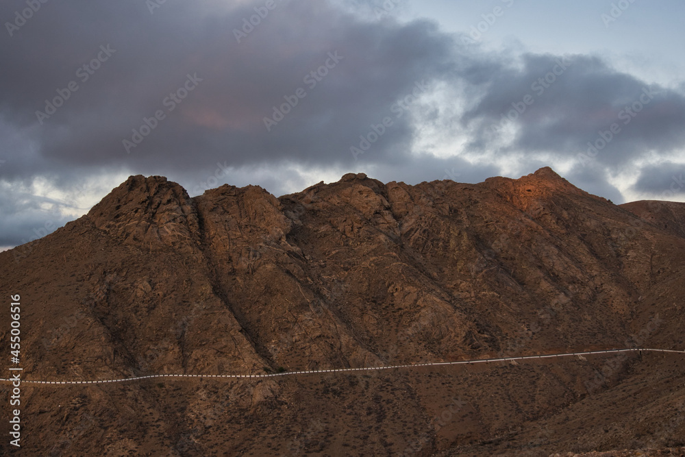 Montaña volcánica en Fuerteventura al atardecer, desde el mirador de las Peñitas en Betancuria. Carretera de montaña.