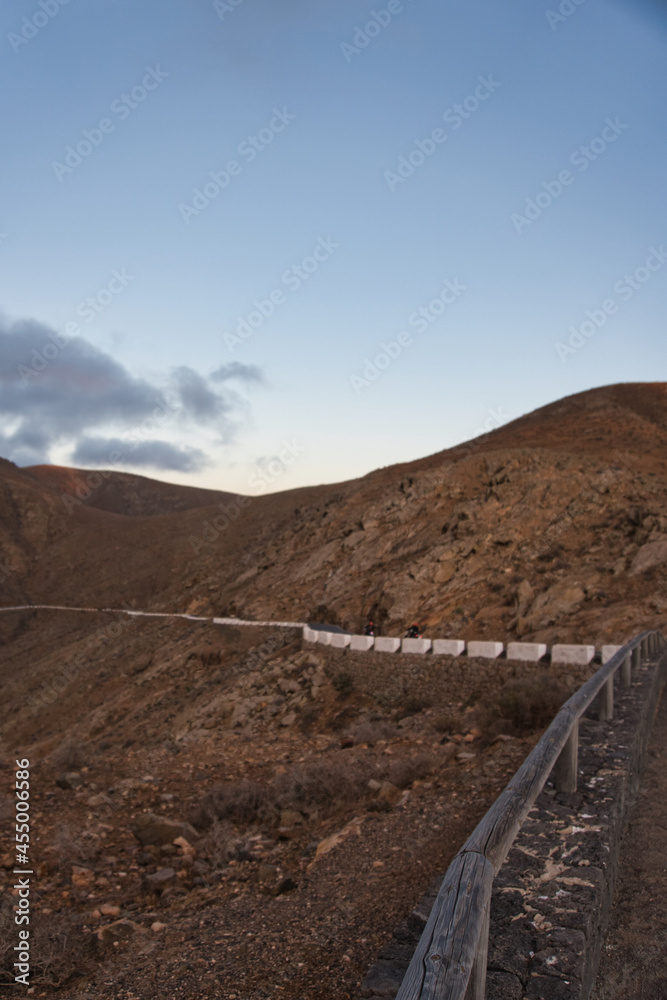 Carretera de montaña volcánica en Fuerteventura al atardecer, desde el mirador de las Peñitas en Betancuria.